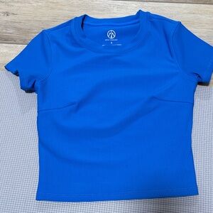 Women’s cropped open back athletic top